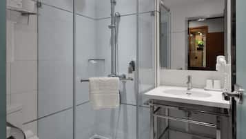 Secador de cabelo, toalhas de banho