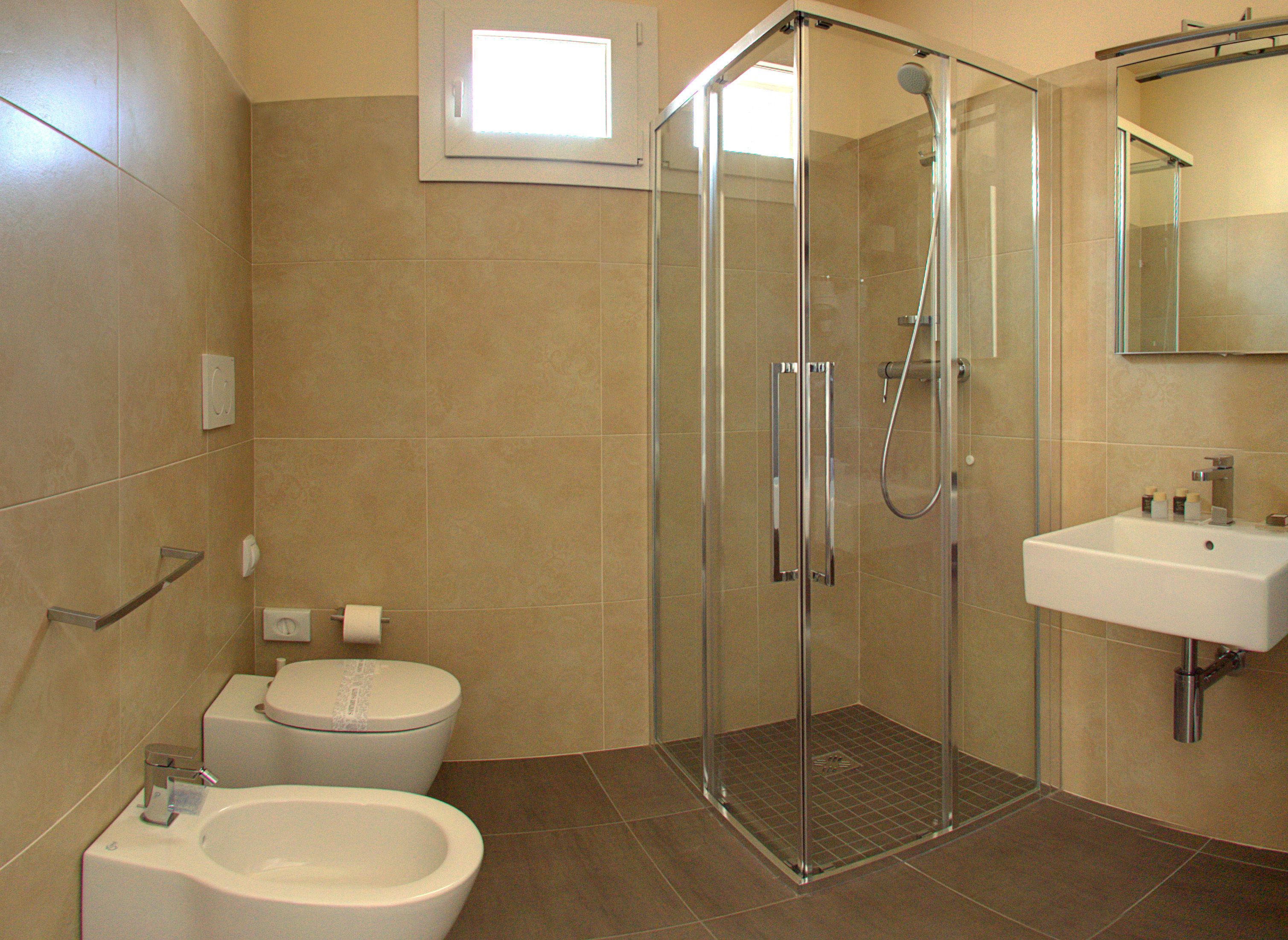 shower, free toiletries, hair dryer, bidet