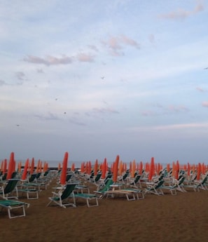 Plage, chaises longues, parasols