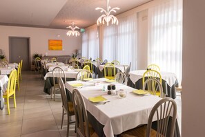 บริการอาหารกลางวันและอาหารเย็น