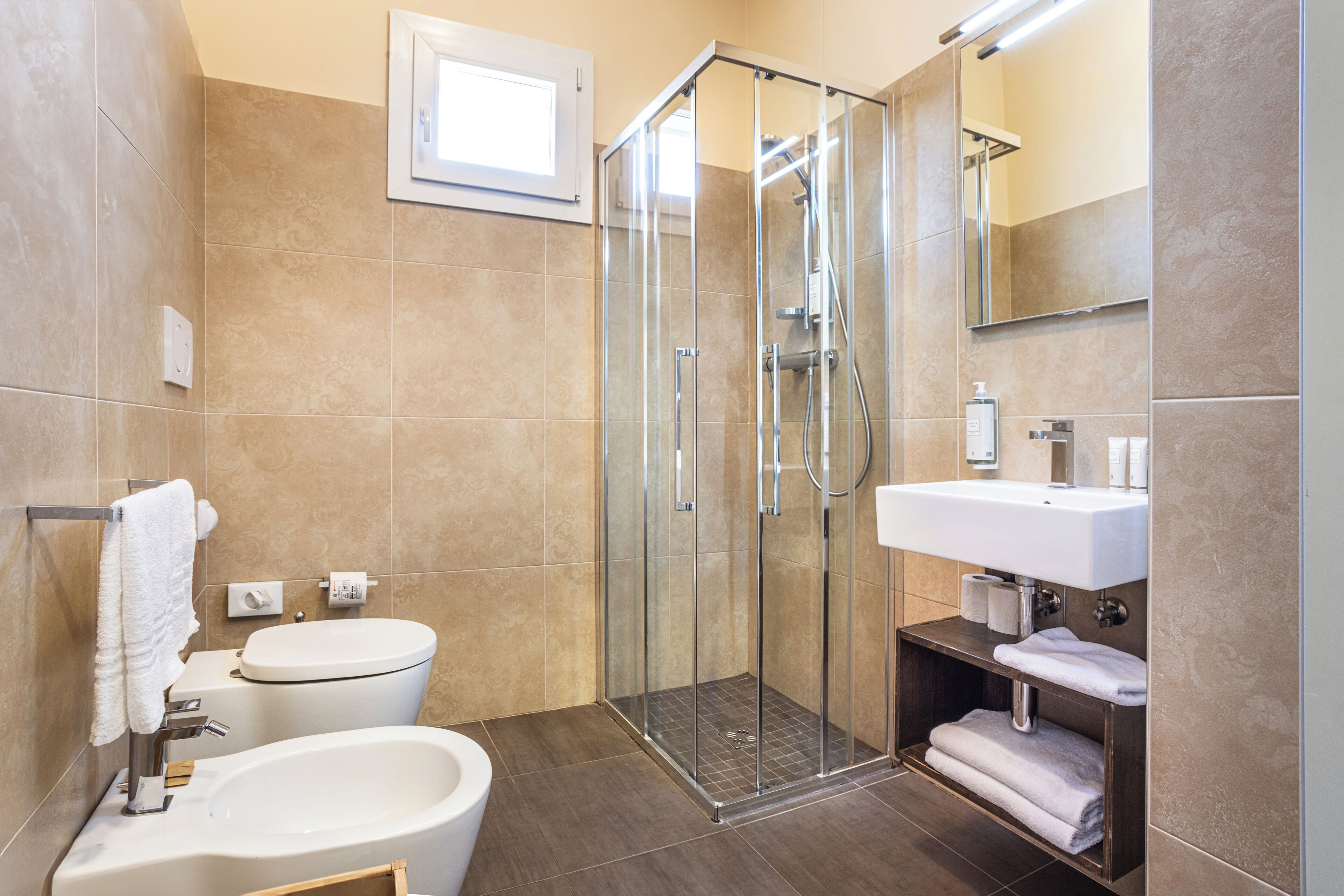 Doccia, set di cortesia gratuito, asciugacapelli, bidet