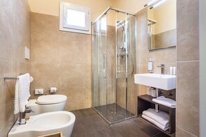 Dusche, kostenlose Toilettenartikel, Haartrockner, Bidet