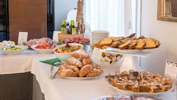 TĂ€gliches kontinentales FrĂŒhstĂŒck (10 EUR pro Person)