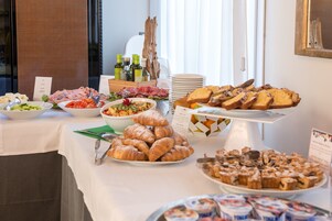 Daily continental breakfast (EUR 10 per person)