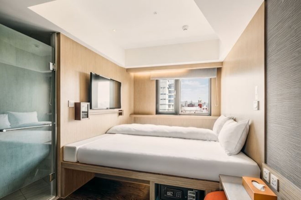 In-room safe, soundproofing, WiFi (free), bed sheets
