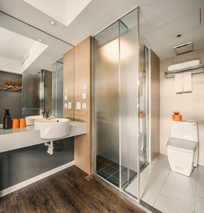 Quarto duplo standard | Banheiro | Secador de cabelo, toalhas de banho, shampoo, papel higiênico