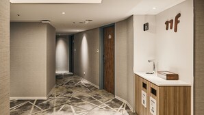 客房内保险箱、隔音、免费 WiFi、床单