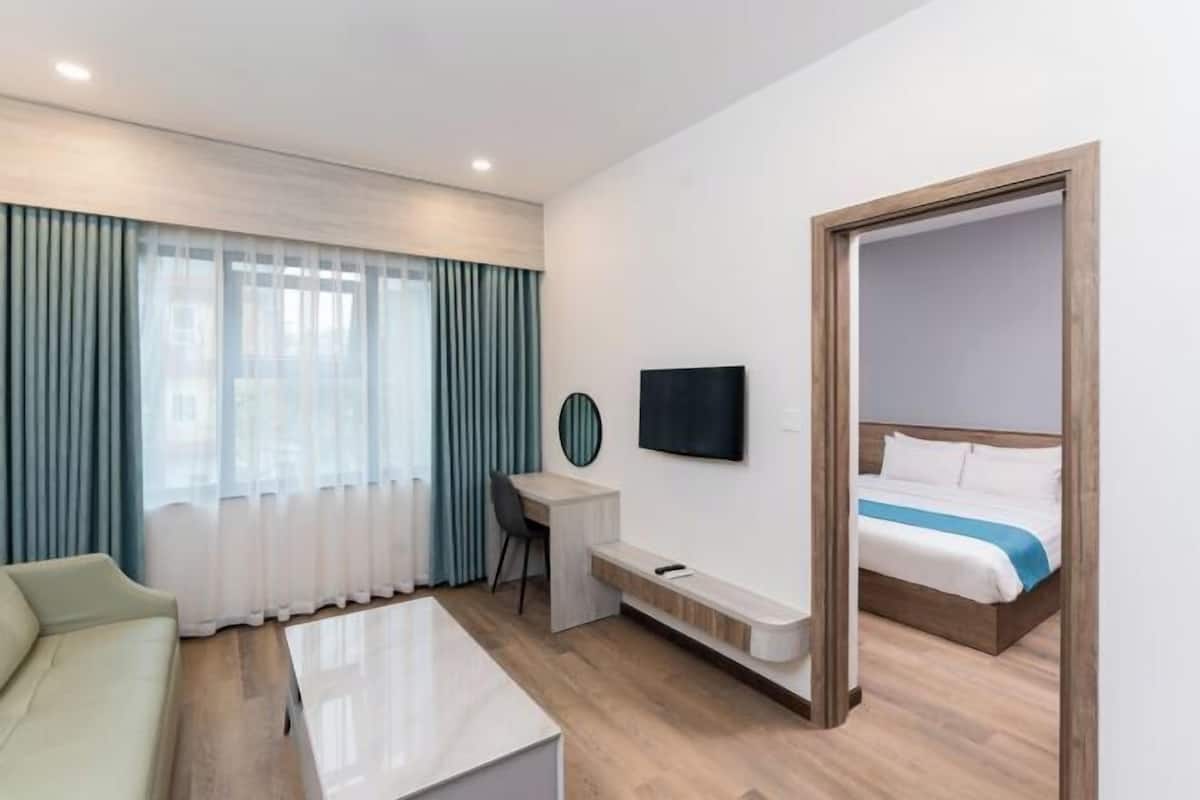 1 bedroom, memory-foam beds, minibar, desk