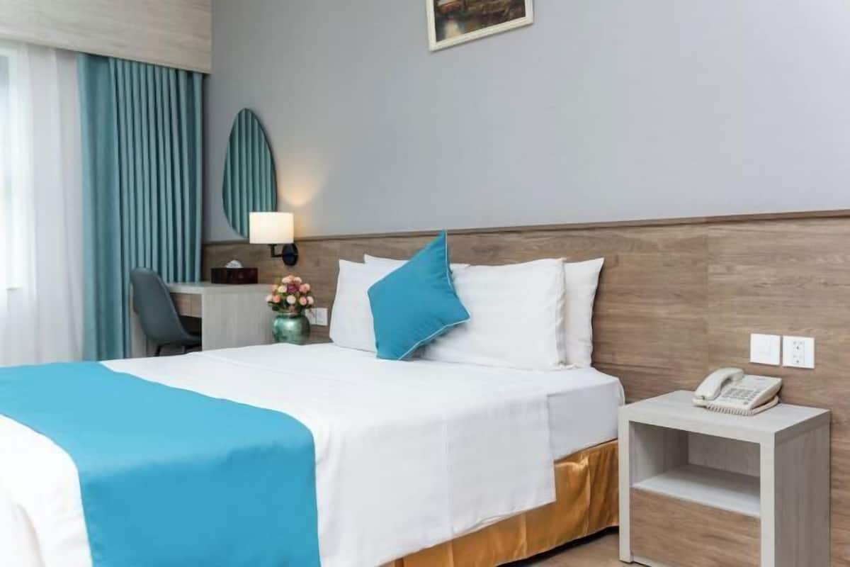 1 bedroom, memory-foam beds, minibar, desk