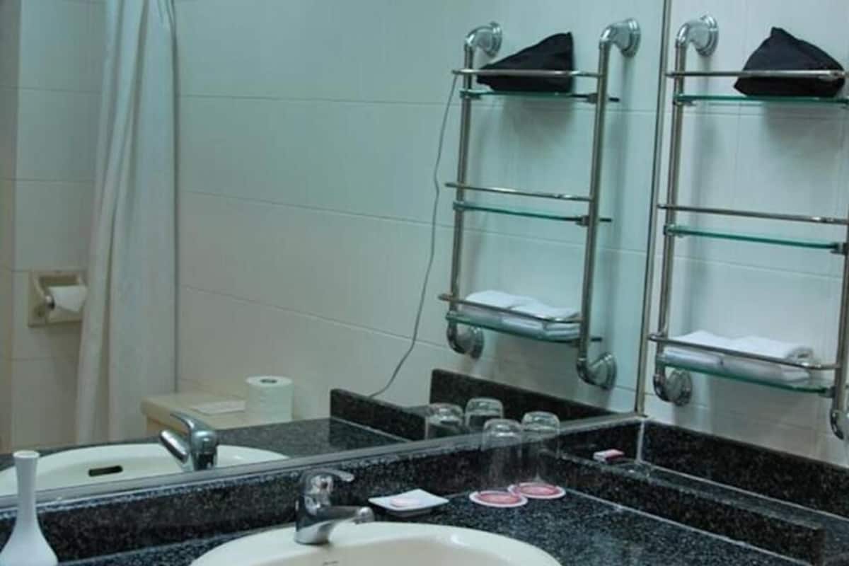 Badezimmer | Duschwanne, Komfortbadewanne, Regendusche, kostenlose Toilettenartikel