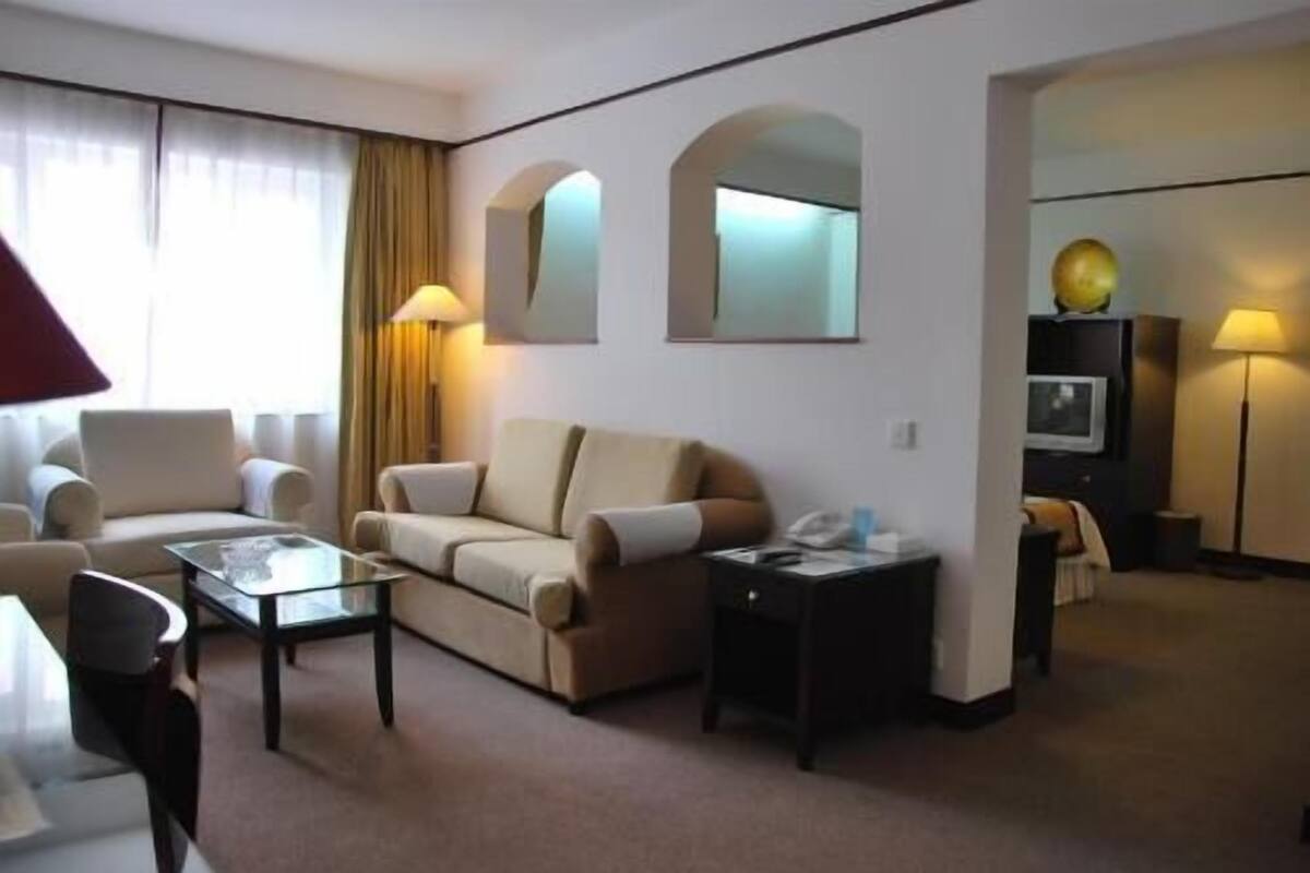 Wohnbereich | 21-Zoll-Fernseher mit Satellitenempfang