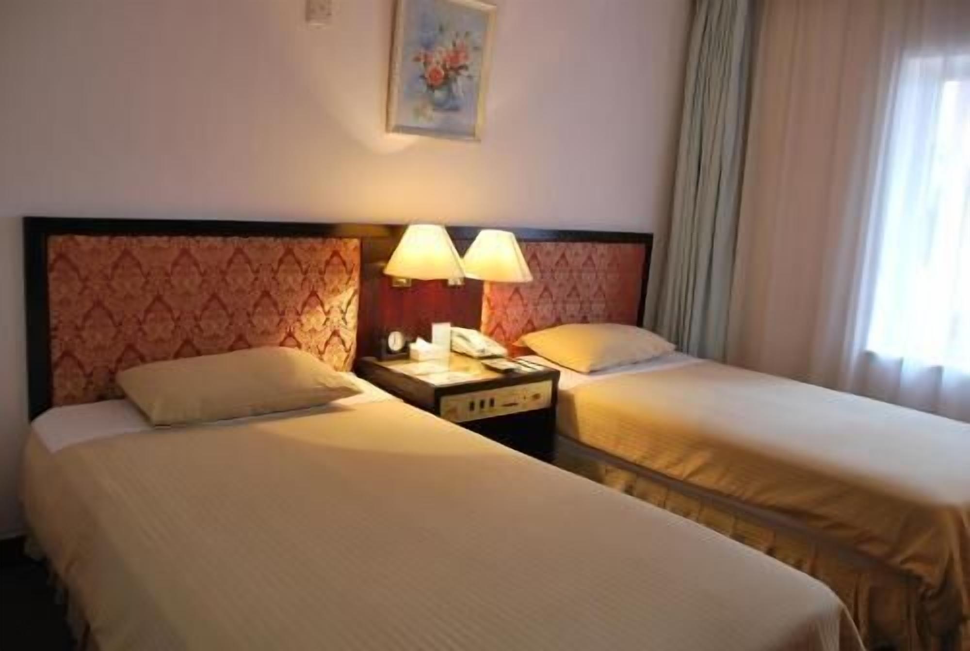 Betten mit Memory-Foam-Matratzen, Minibar, Schreibtisch