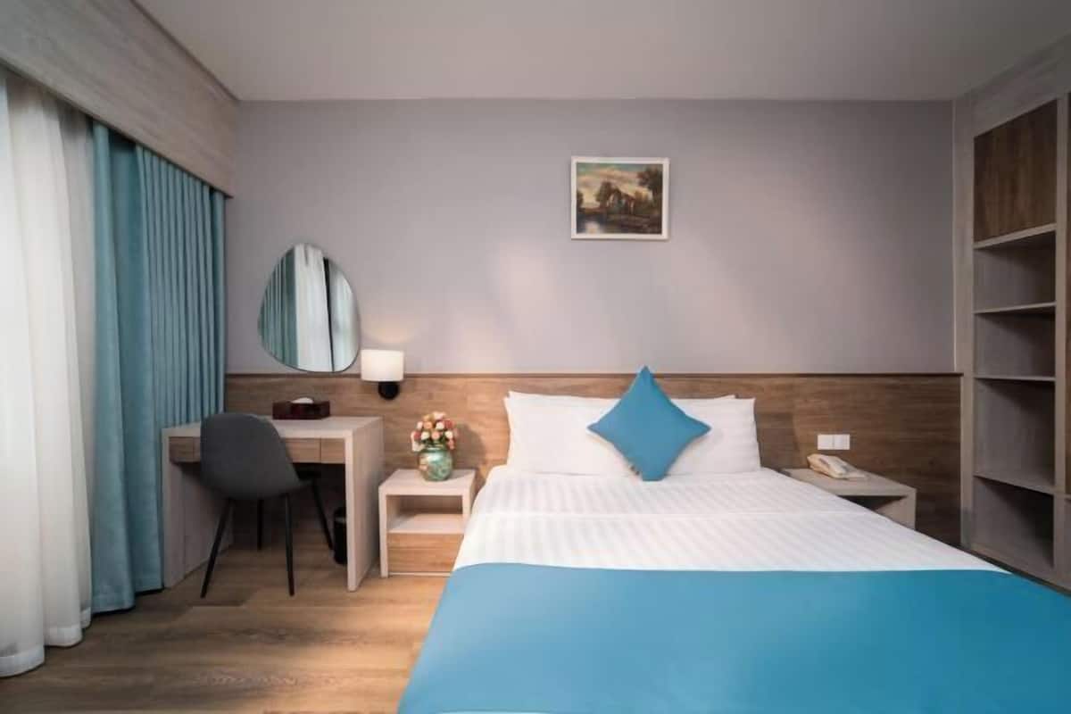 1 bedroom, memory-foam beds, minibar, desk
