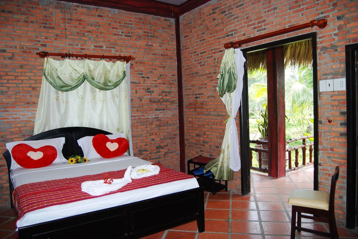 Bungalow | Minibar, in-room safe, desk, blackout drapes