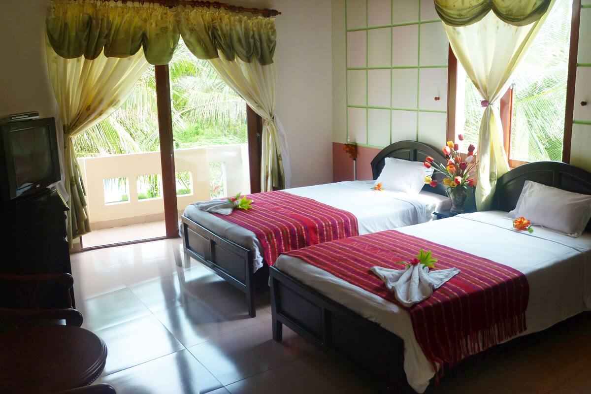 Deluxe Room | Living room | TV