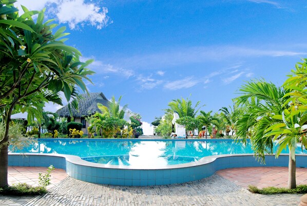 Outdoor pool, sun loungers - Non Nuoc Resort (Phan Thiet)