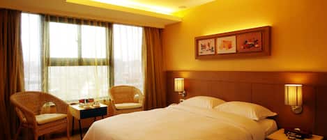 Business Room, 1 Katil Ratu (Queen) | Bar mini, peti besi dalam bilik, meja, seterika/papan seterika