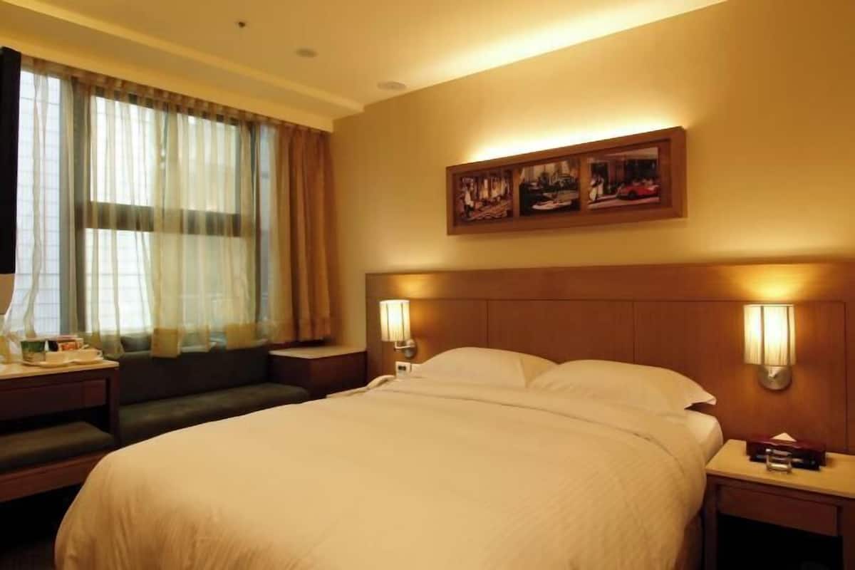 Minibar, in-room safe, desk, iron/ironing board