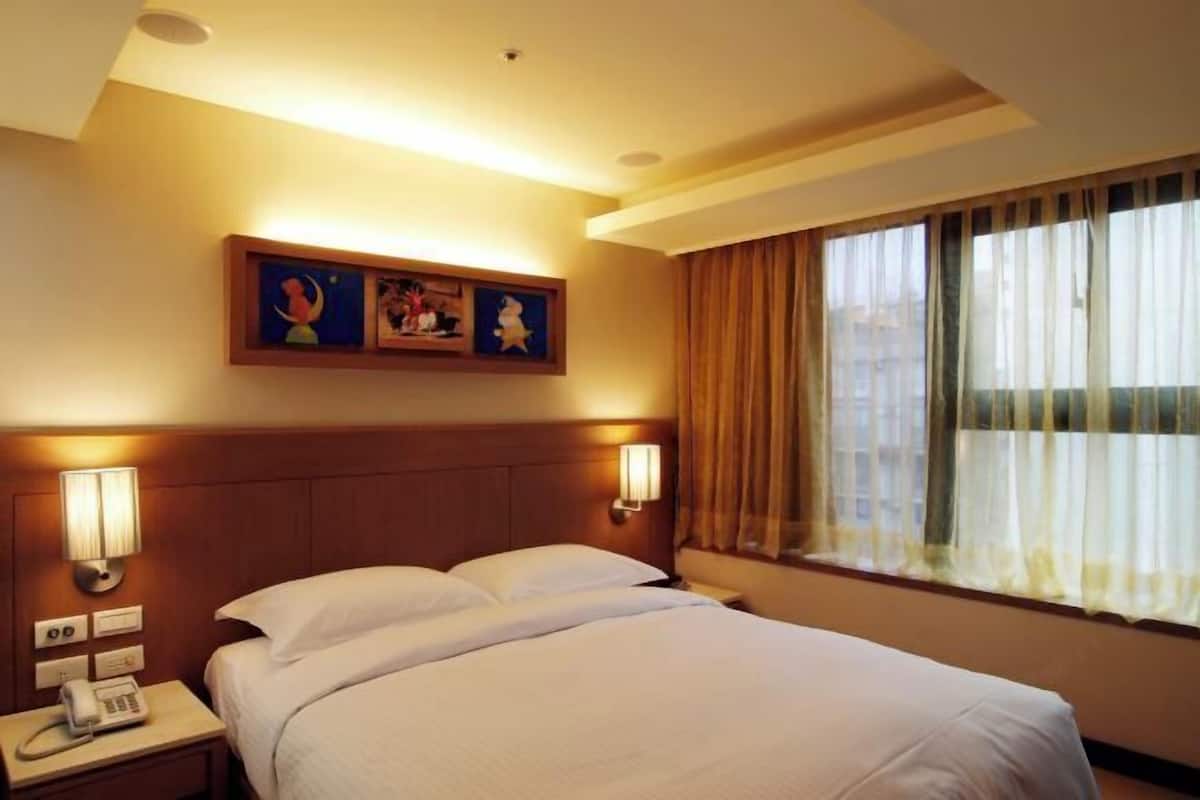 Minibar, in-room safe, desk, iron/ironing board