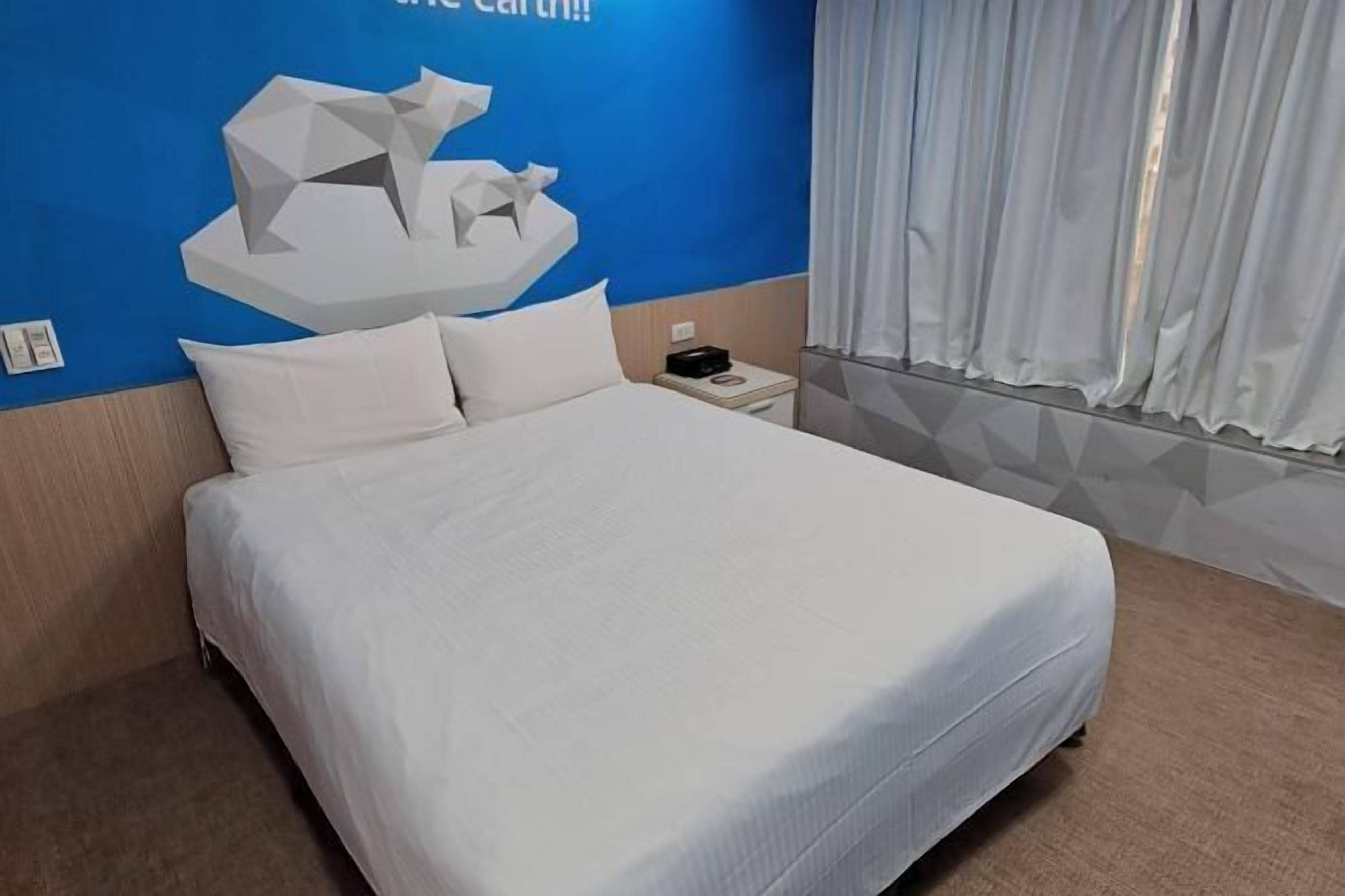 書桌、免費無線上網、床單