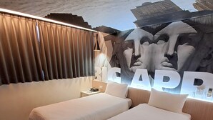 A hotel room with two beds, a large wall mural, and a modern design. - Morwing Hotel Fuzhong (New Taipei City)