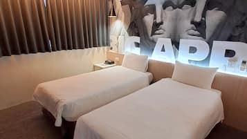 Quarto luxo, 2 camas de solteiro | Escrivaninha, Wi-Fi de cortesia, roupa de cama