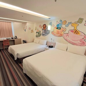 Family Room | Desk, free WiFi, bed sheets - Morwing Hotel Fuzhong (New Taipei City)