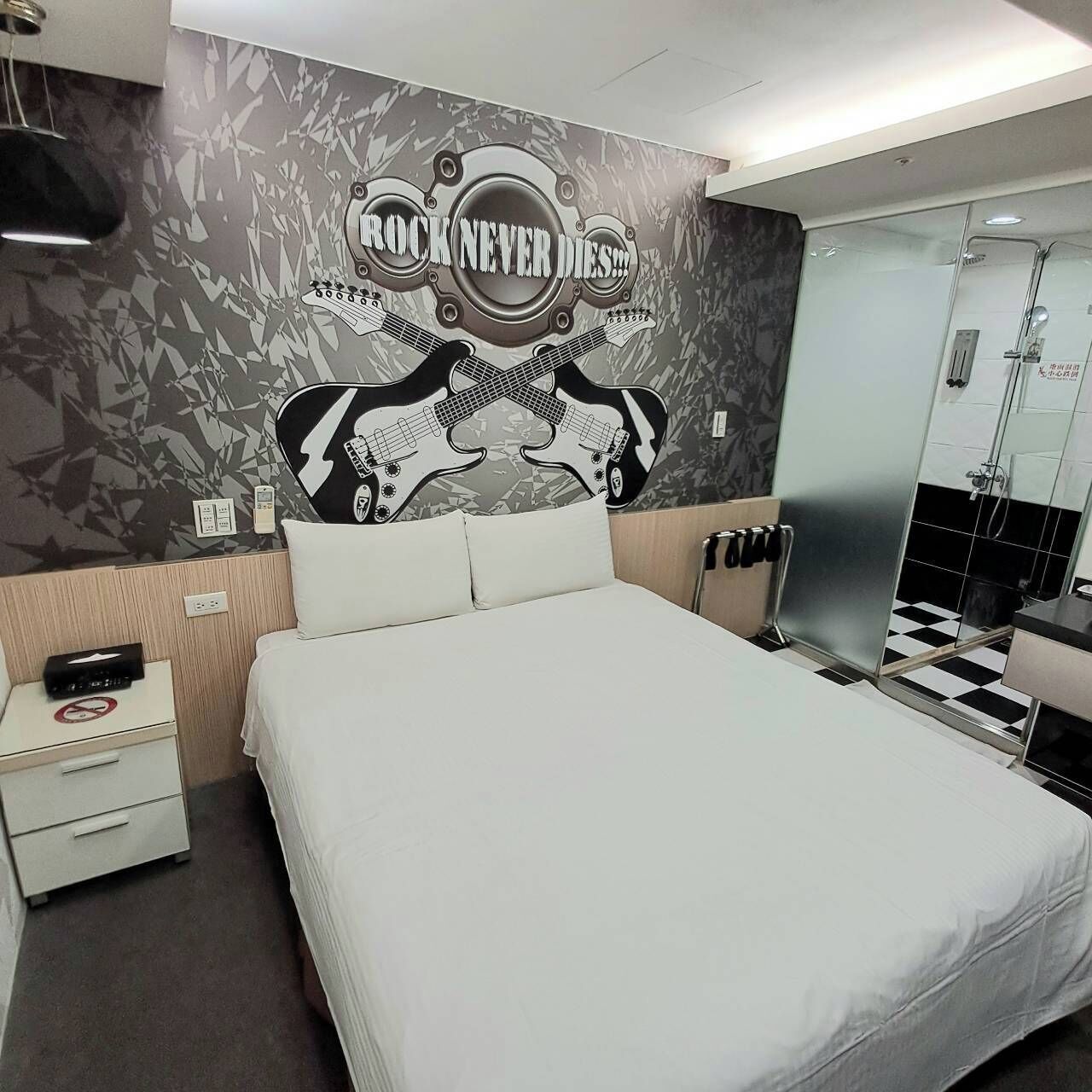 fashion double (no window) | desk, free wifi, bed sheets