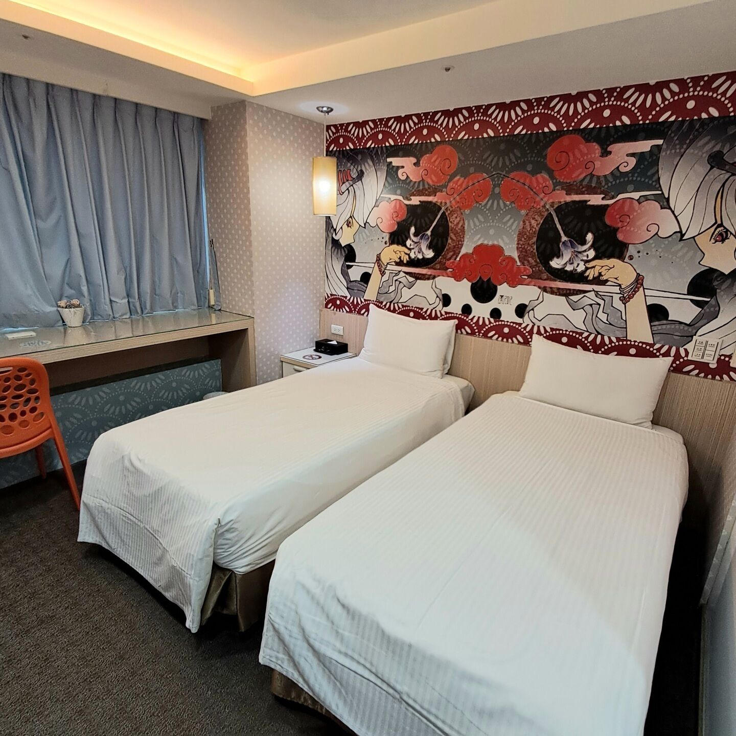 Desk, free WiFi, bed sheets