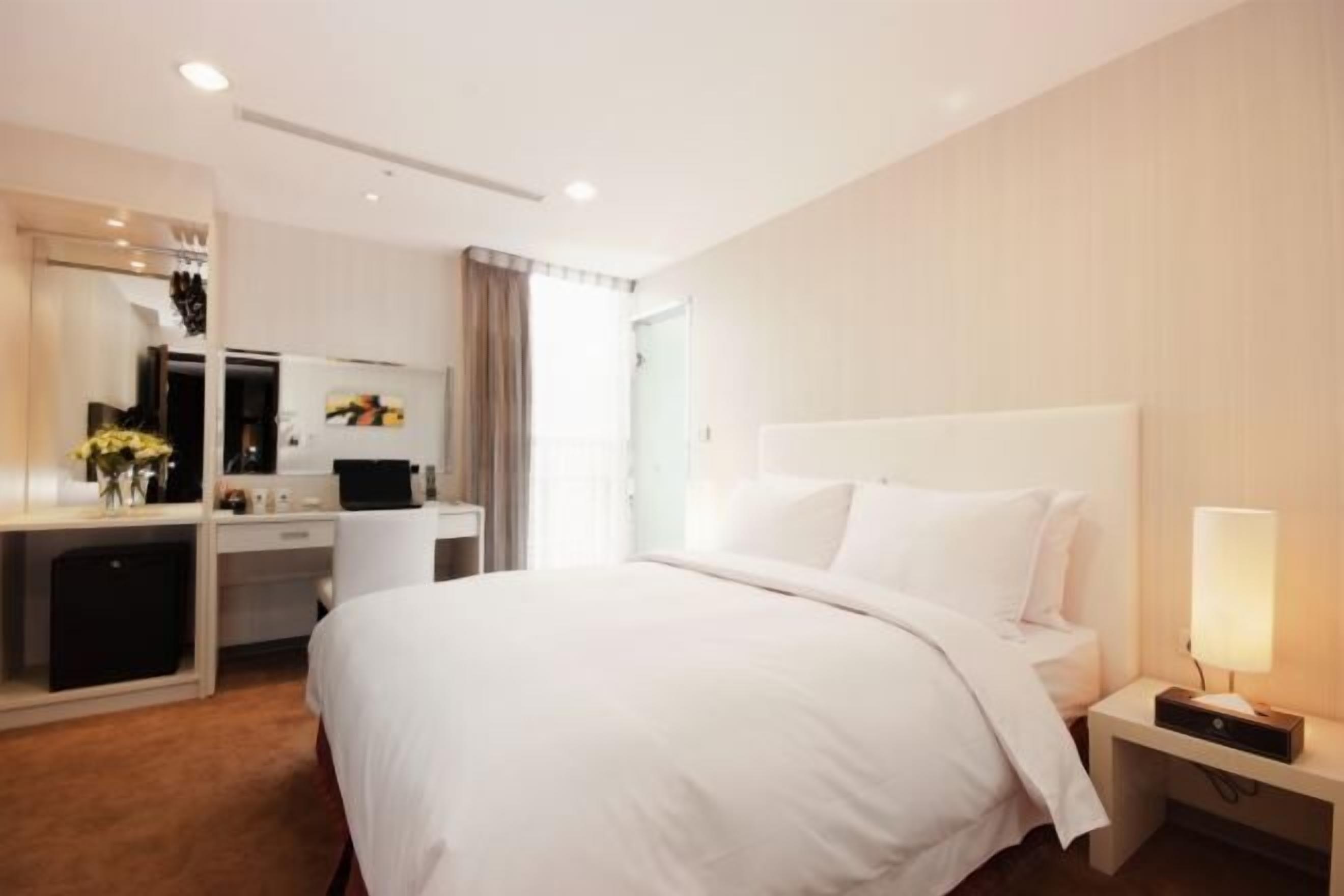 Down duvets, in-room safe, desk, soundproofing