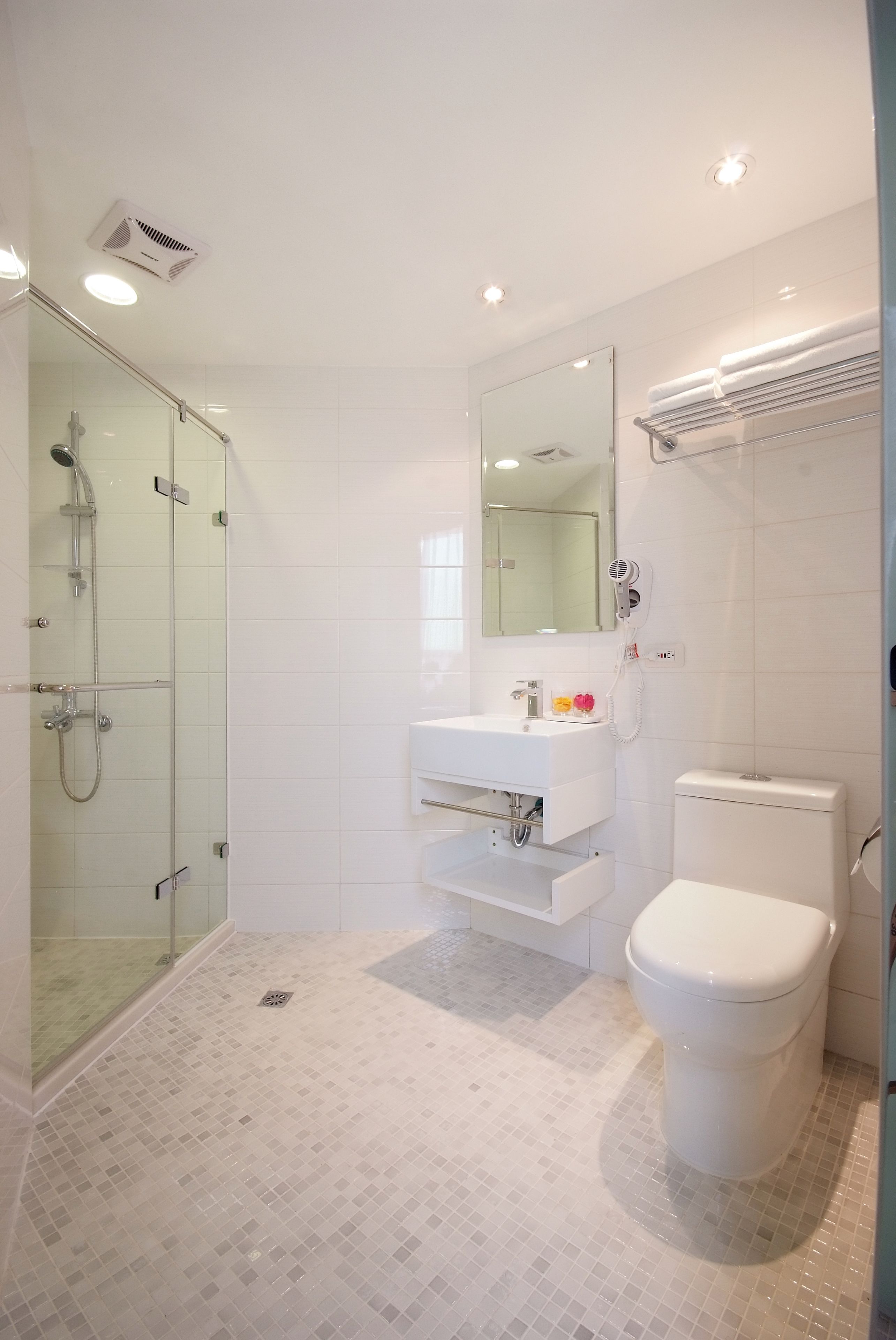 shower, rainfall showerhead, free toiletries, hair dryer