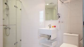 Shower, rainfall showerhead, free toiletries, hair dryer