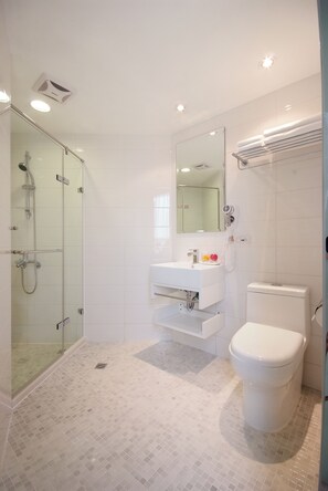 Shower, rainfall showerhead, free toiletries, hair dryer - Hotel Leisure Taichung (Taichung)