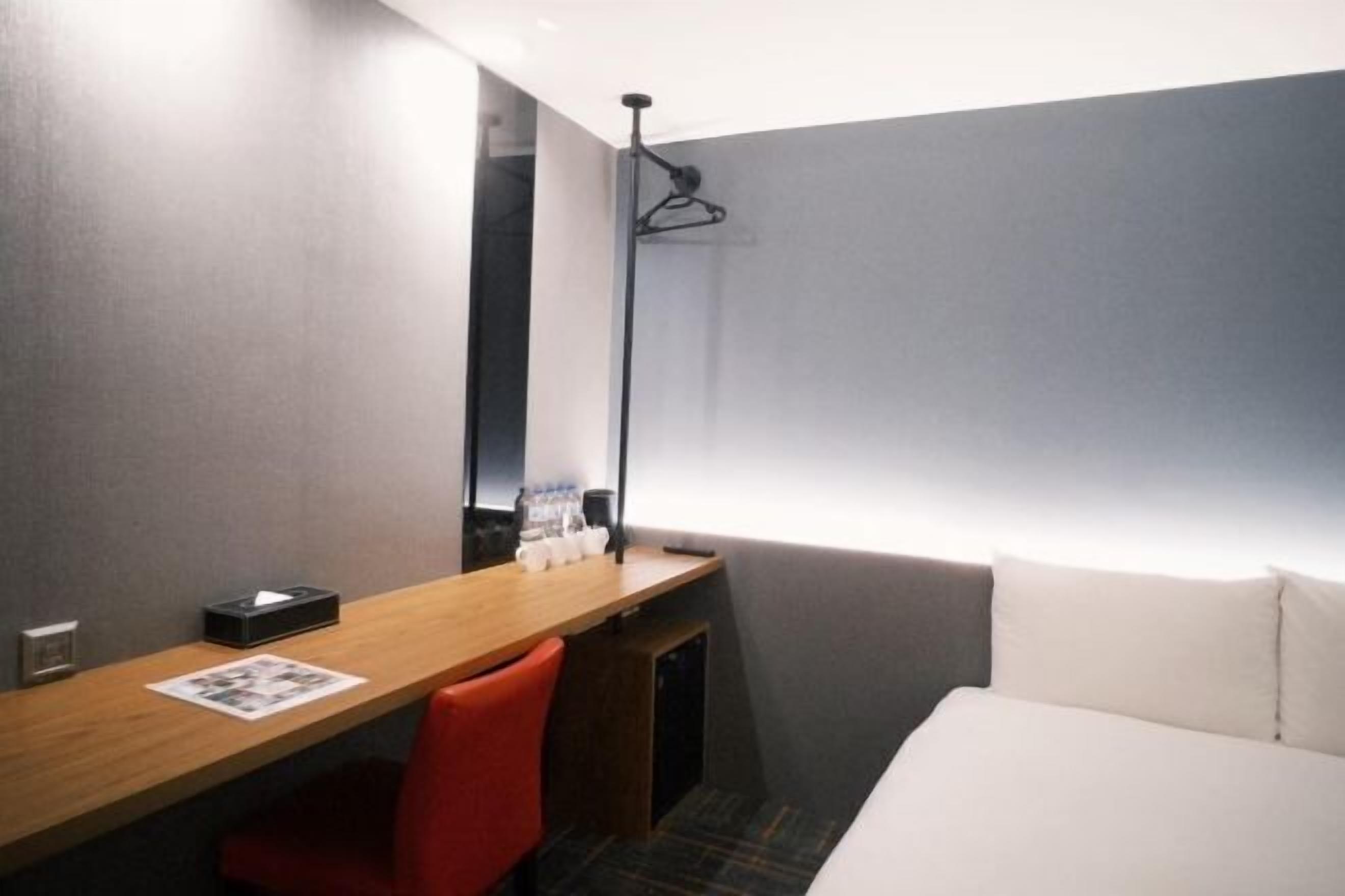 Dundyner, safe på rommet, skrivebord og lydisolert