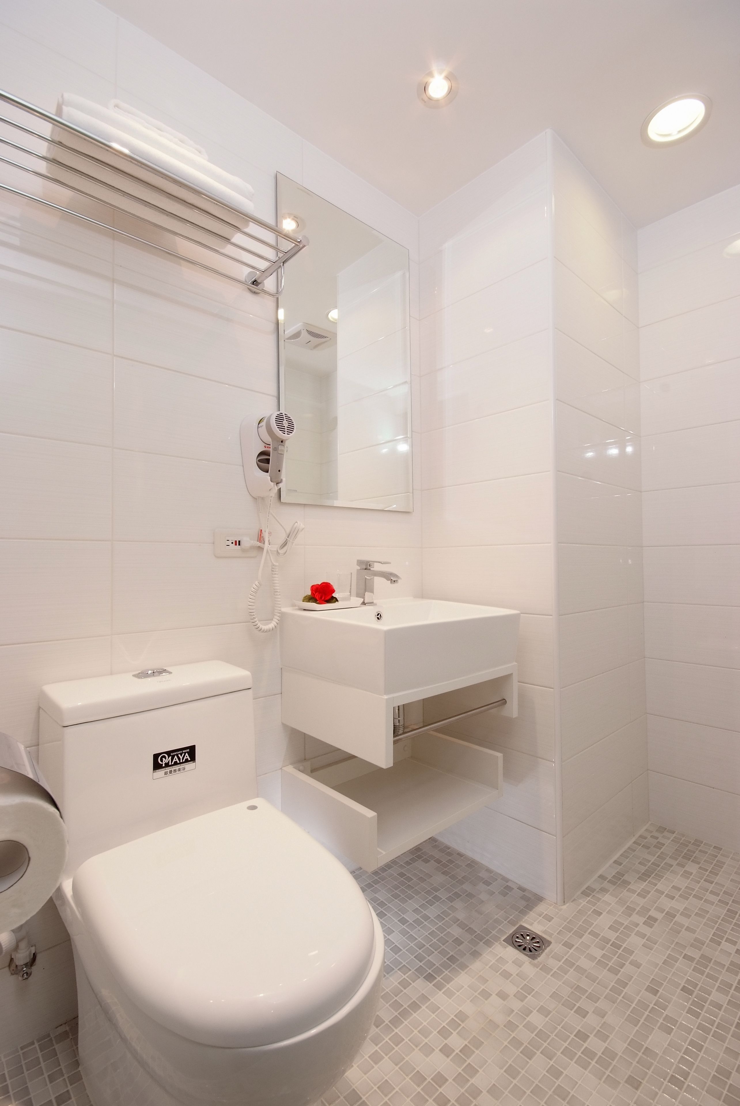 standard single room | bathroom | shower, rainfall showerhead, free toiletries, hair dryer