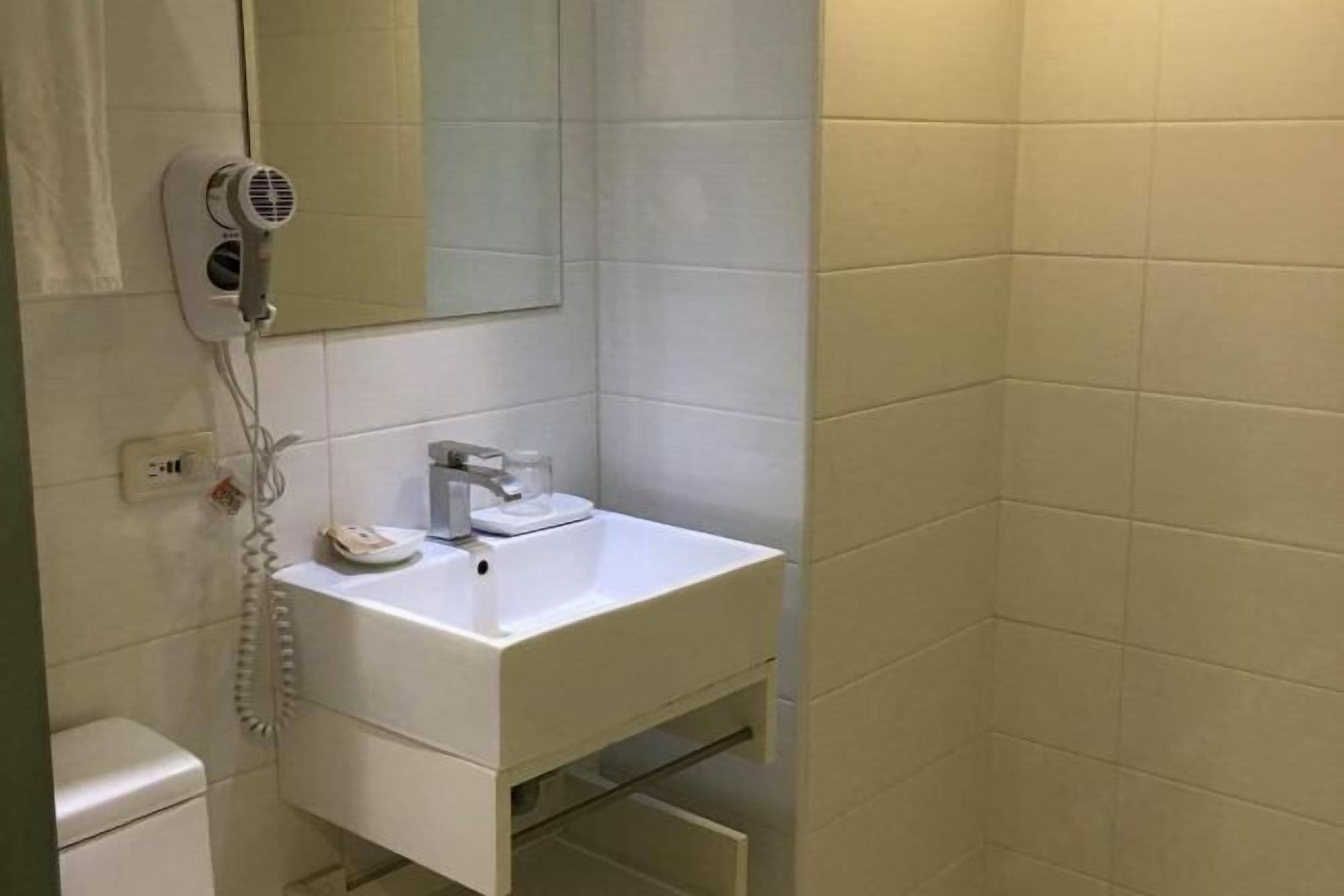 Bad | Dusj, regndusjhode, toalettartikler (inkludert) og hårføner