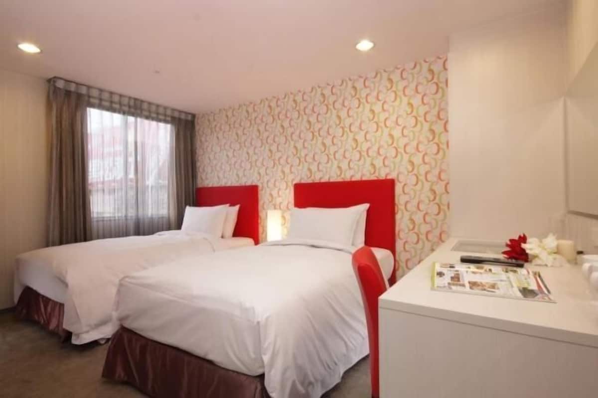 Down duvets, in-room safe, desk, soundproofing