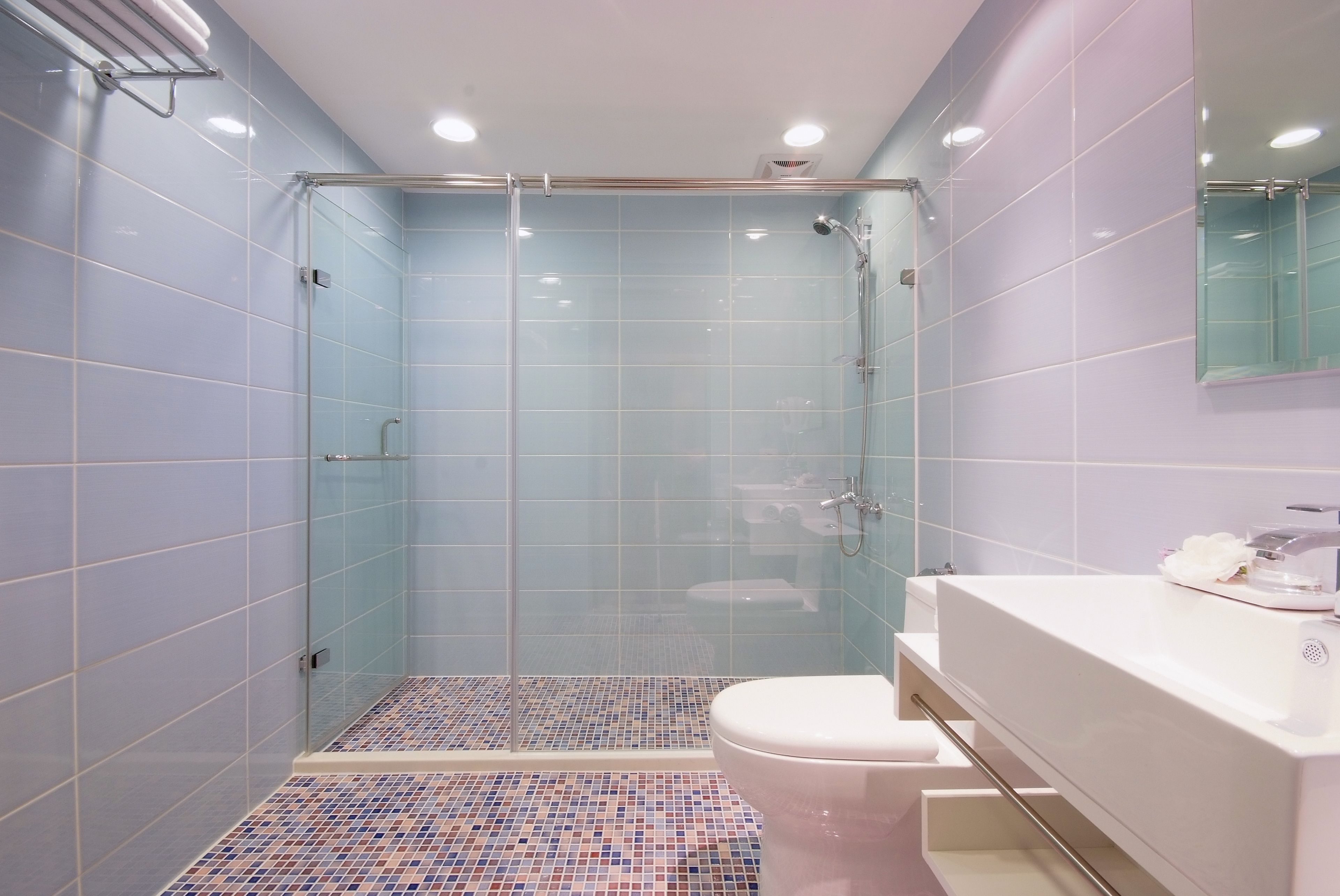 shower, rainfall showerhead, free toiletries, hair dryer