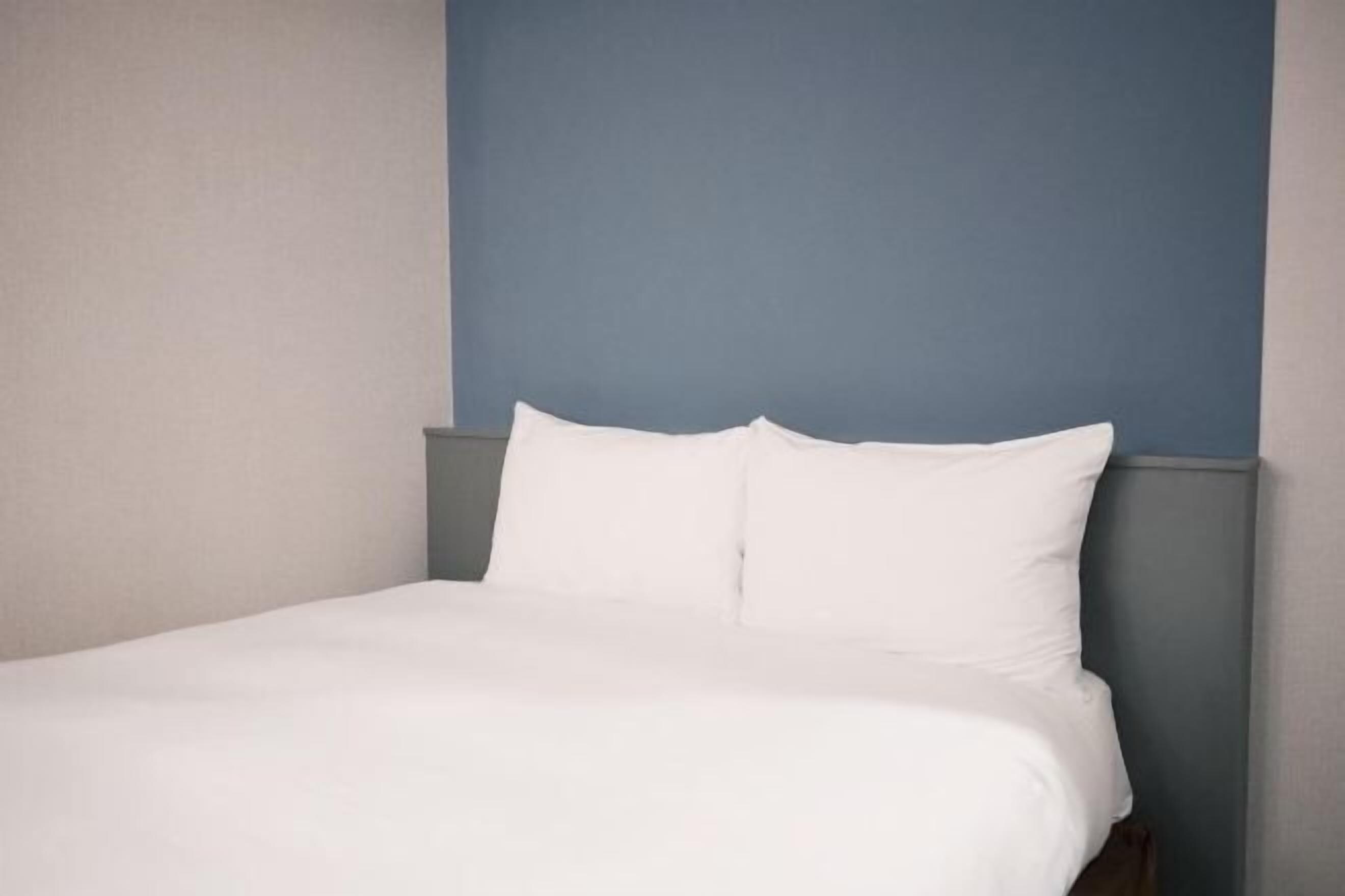 Down comforters, in-room safe, desk, soundproofing