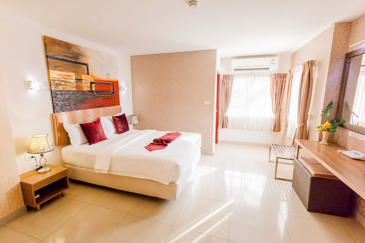 Superior Double Room | Minibar, in-room safe, desk, rollaway beds