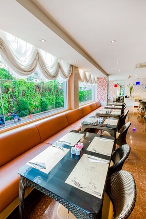 Serveert ontbijt, lunch, diner, internationale gerechten 