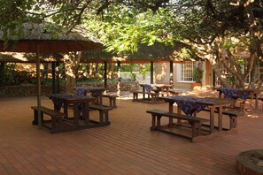 Frühstück, Mittagessen, afrikanische Küche, Blick auf den Pool