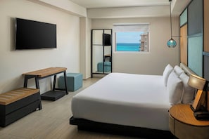 Minibar, in-room safe, desk, laptop workspace - Aloft Cancun (Cancun)