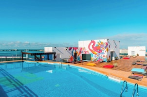 Una piscina al aire libre (de 08:00 a 22:00), tumbonas