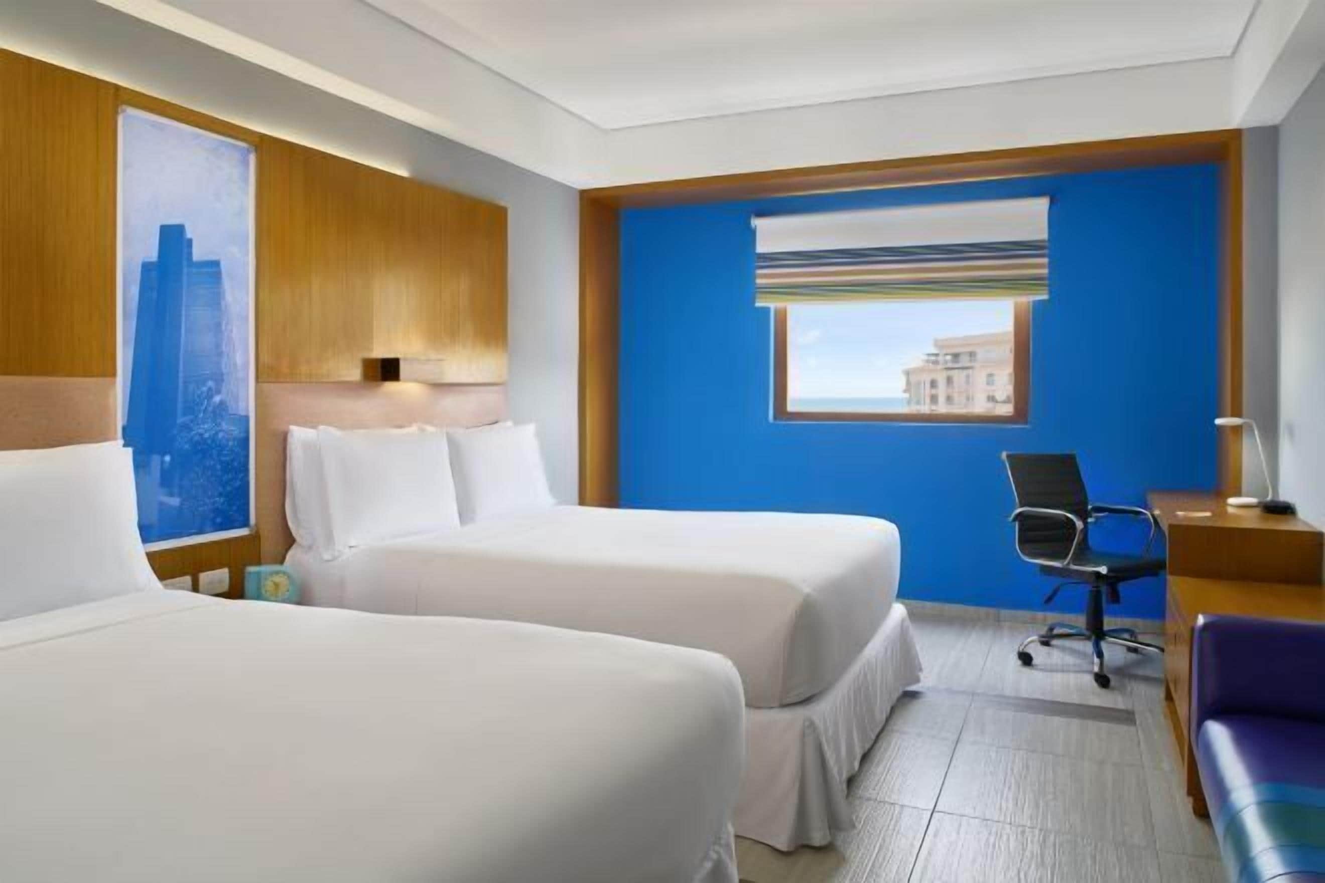 Minibar, caja de seguridad en la habitación y escritorio 