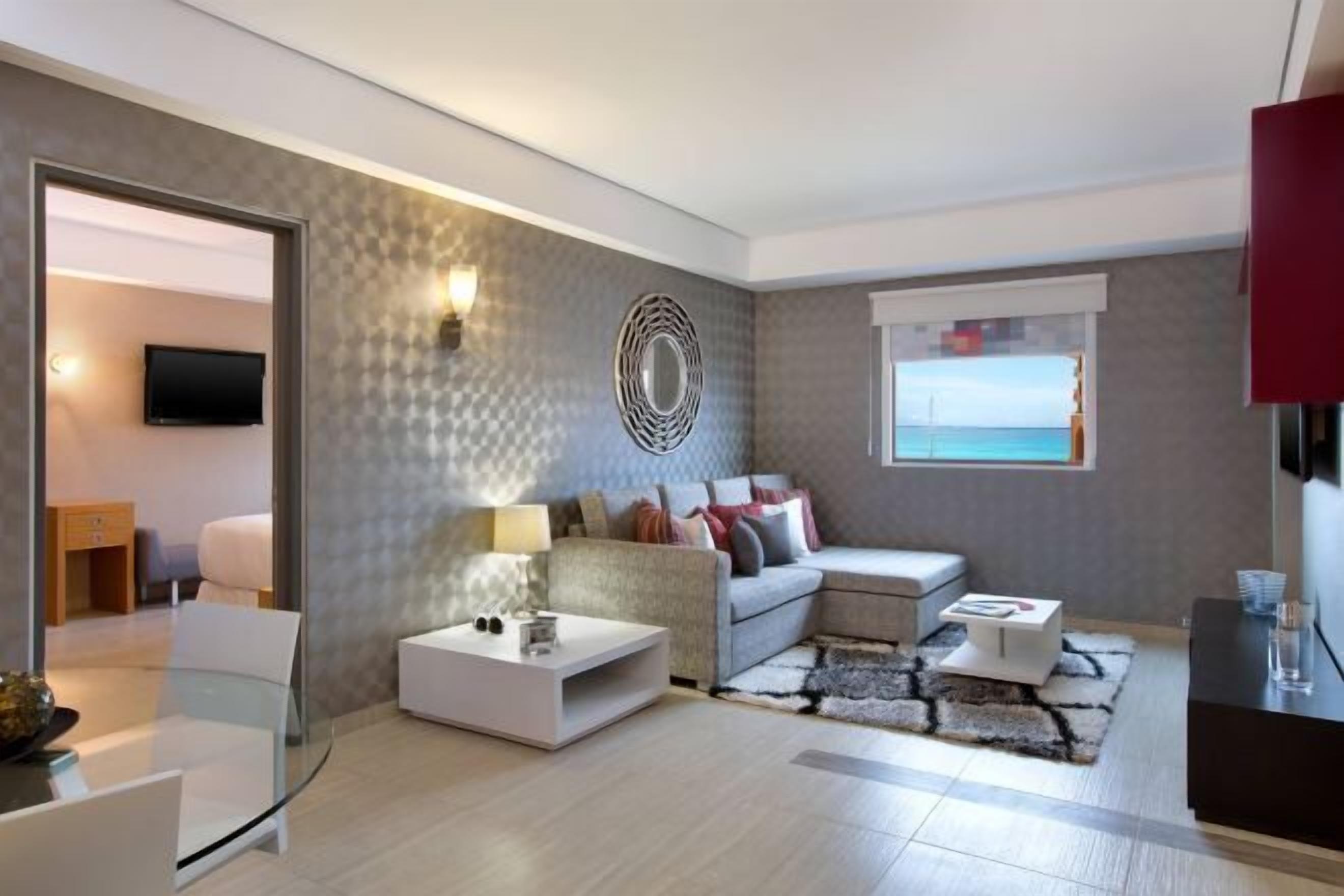 Minibar, caja de seguridad en la habitación y escritorio 