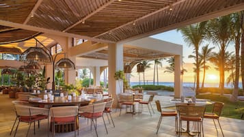 På stranden, hvit sand, solsenger og parasoller