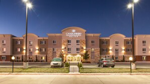 Un hotel con una entrada destacada, varios pisos y una fachada bien iluminada.