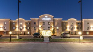 Entrada de un hotel con un letrero que dice 'Candlewood Suites'.