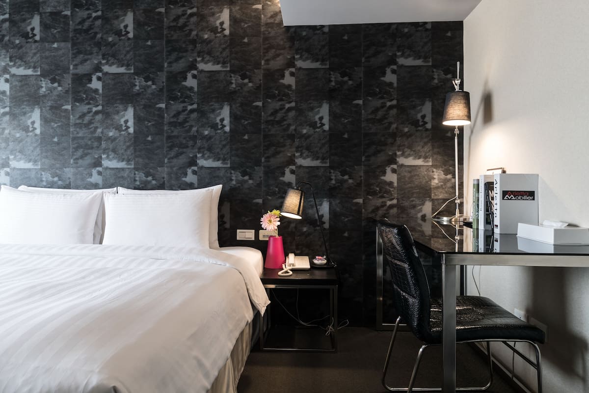 Design-Dreibettzimmer, 1 Schlafzimmer | 1 Schlafzimmer, hochwertige Bettwaren, Daunenbettdecken, Schreibtisch